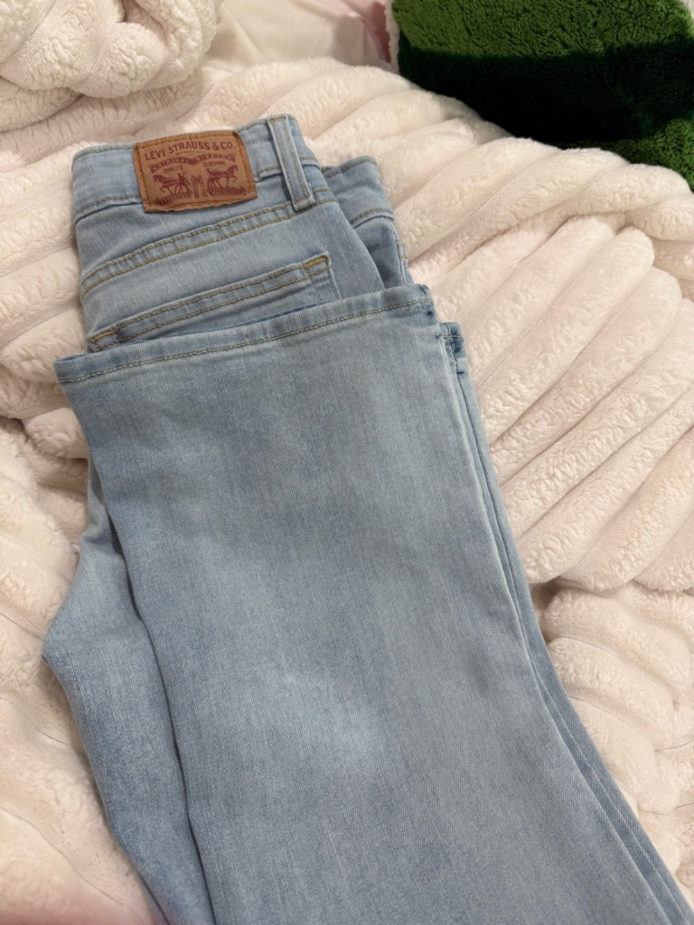 Levi's High Rise Jeans - Picture 3 of 4